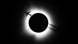 Solar eclipse: Stunning images as darkness descends on North America - BBC News