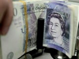 Pound struggles as investors flock to safe havens