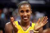 Lisa Leslie is getting a statue outside Crypto.com Arena | AP News