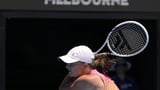 Iga Swiatek moves into a 3rd-round match against Emma Raducanu at the Australian Open