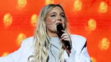Tones and I shows off her incredible weight loss as she performs a surprise duet with Cyndi Lauper...
