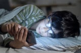 Screen time and emotional problems in kids: A vicious circle?