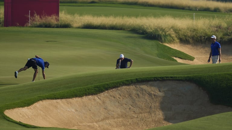 Elvis Smylie Leads Australian PGA; Smith and Day Close Behind in Thrilling First Round