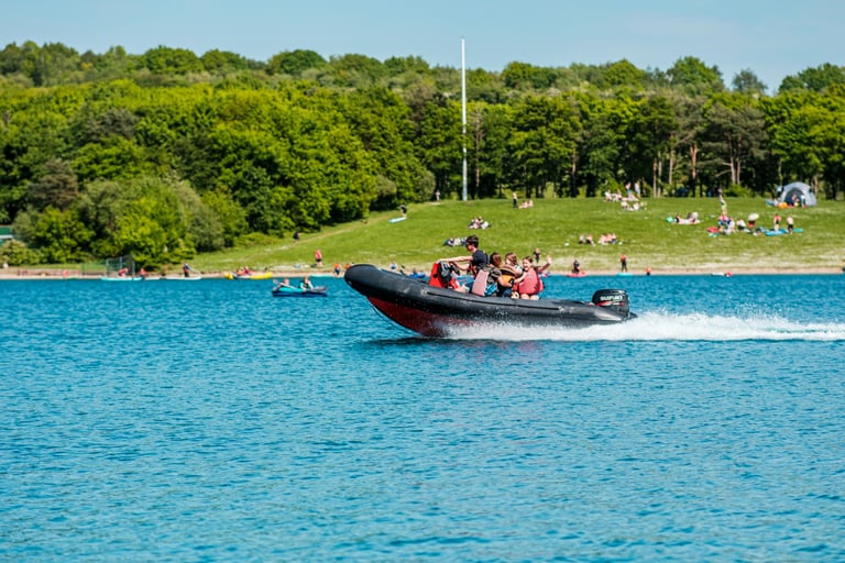Study Urges Stricter Boat Regulations to Protect German Lake Ecosystems from Wave Damage