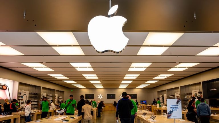 Apple Store Workers in Maryland Vote to Strike, a First in U.S. Retail History