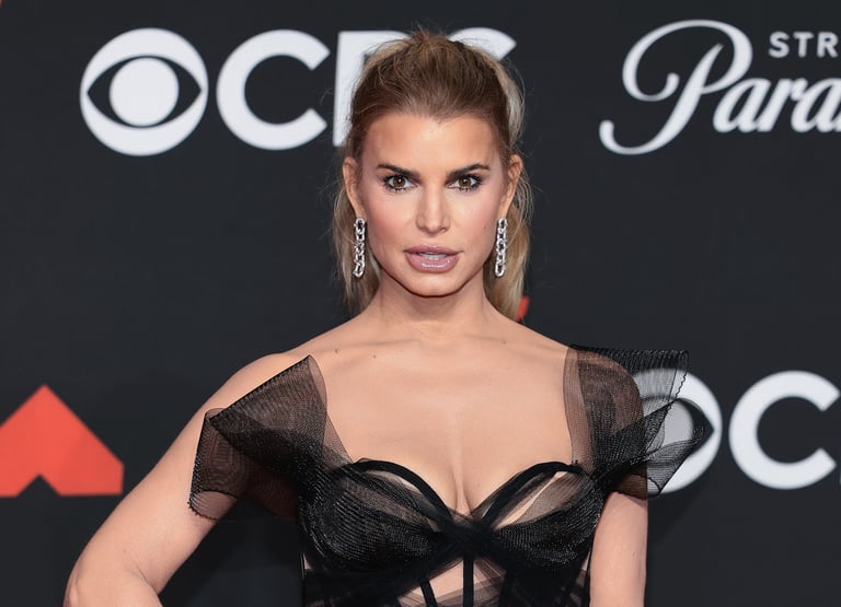 Jessica Simpson Stuns at 2025 VMAs with Dramatic Transformation and Musical Comeback