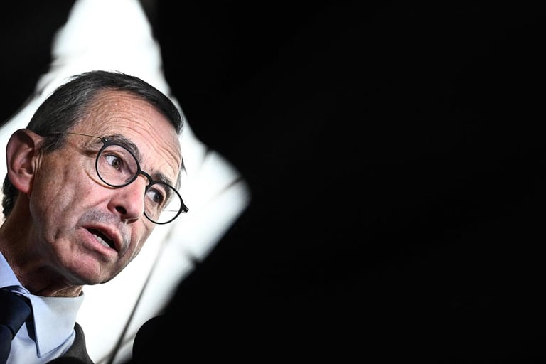 France Imposes Travel Bans on Algerian Elites Amid Diplomatic Tensions