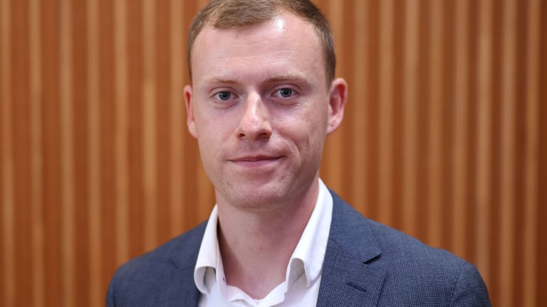 AfD Expels Schmidt Amid Accusations of Corruption and Nepotism; Internal Party Strife Escalates