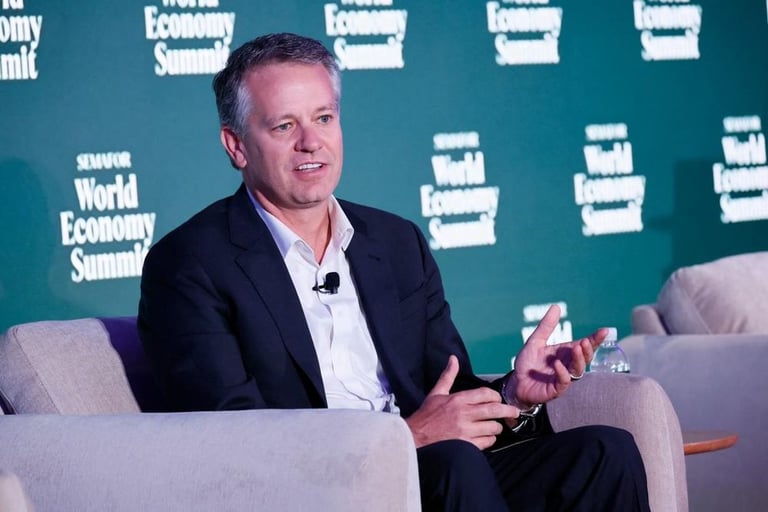 Walmart Breaks $1 Trillion Market Cap: AI, E-commerce, and Low-Price Strategy Drive Success