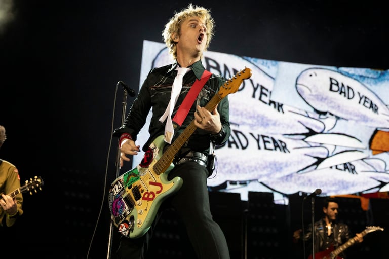 Green Day's Billie Joe Armstrong Hilariously Stops Fan's 'Wonderwall' Attempt Onstage