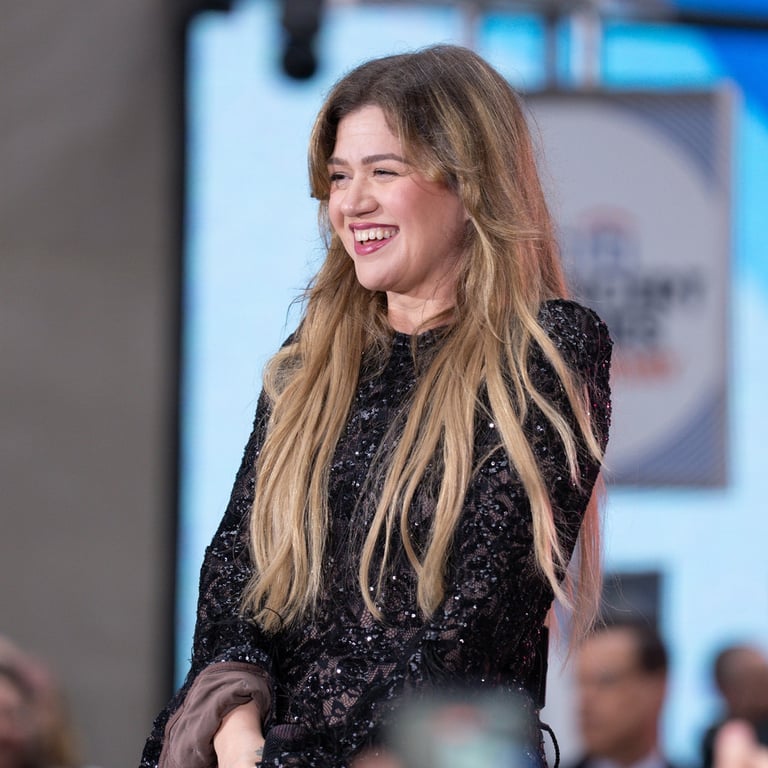 Kelly Clarkson Bids Emotional Farewell to Talk Show, Plans Return to The Voice