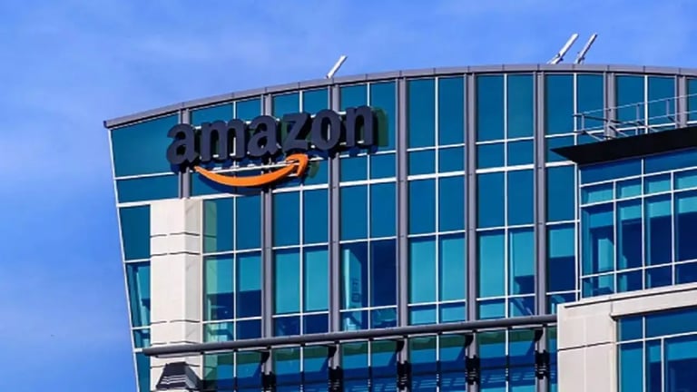 Amazon Restructures: HR Layoffs Amid AI Shift, Hiring 250,000 for Holidays