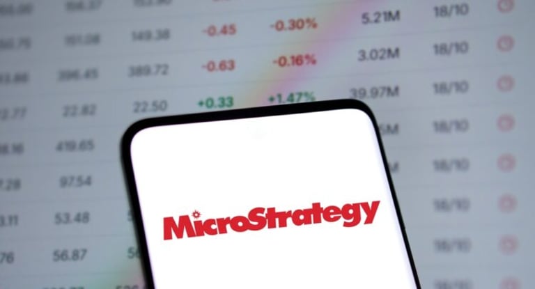 MicroStrategy Faces Earnings Uncertainty Amid High Valuation and Insider Selling Ahead of Q3 Report