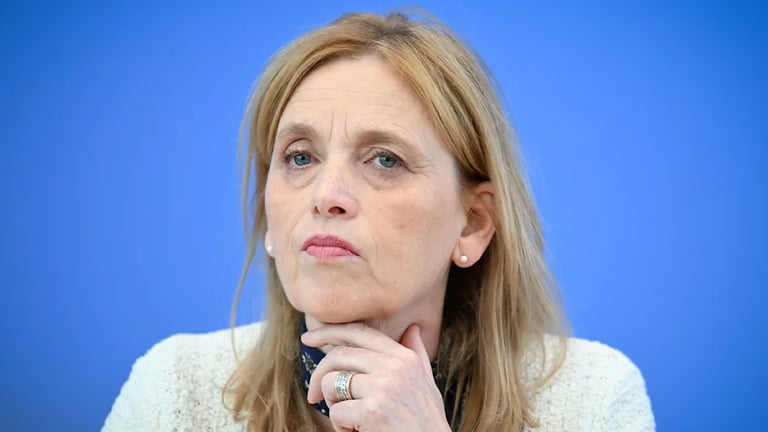 Germany Proposes Child Support Reform: Benefits Capped at 15 to Curb Municipal Costs