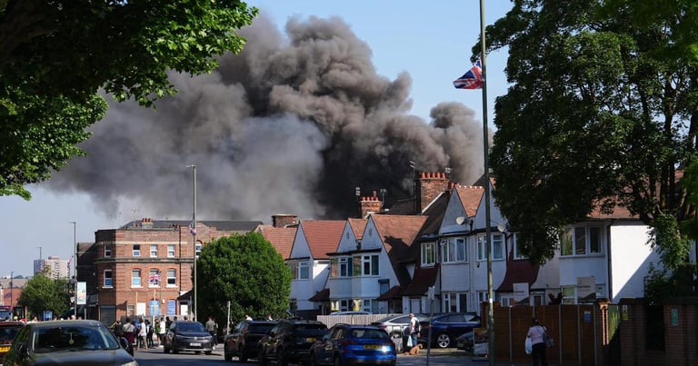 Massive Fire Engulfs Kosher Kingdom in London, 100 Firefighters Battle Blaze