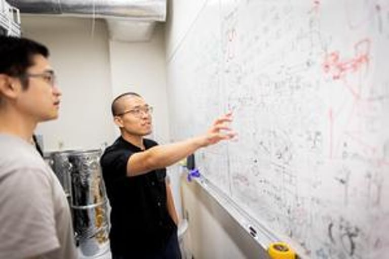 Breakthrough Photonic System Guides Light Through Imperfections, Boosting Quantum Tech