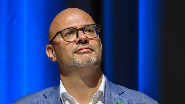 Independent Axel Strasser Defeats AfD in Historic Frankfurt (Oder) Mayoral Election