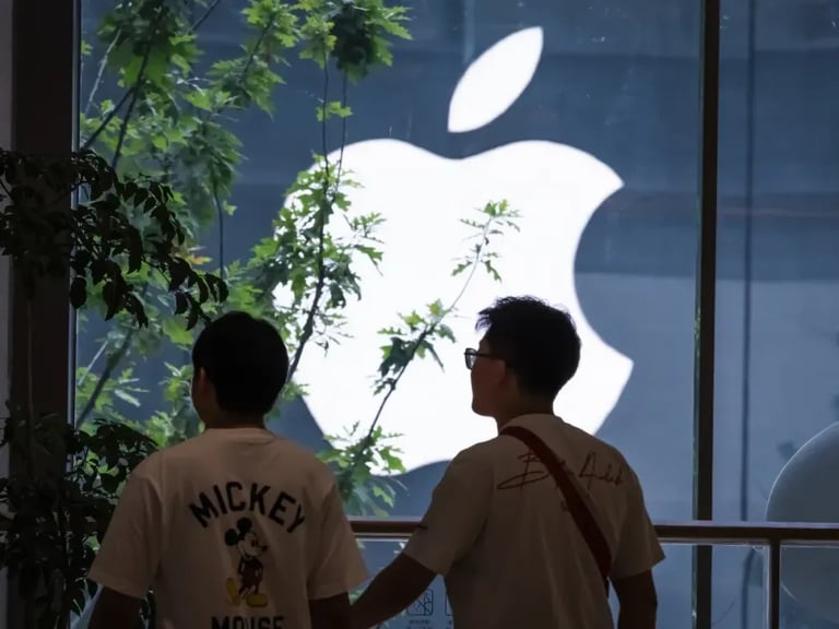 Apple's China AI Rollout Delays Threaten iPhone Sales Amid US-China Tensions