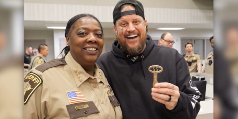 Jelly Roll Inspires Inmates with Surprise Visit and Personal Story at Minnesota Jail