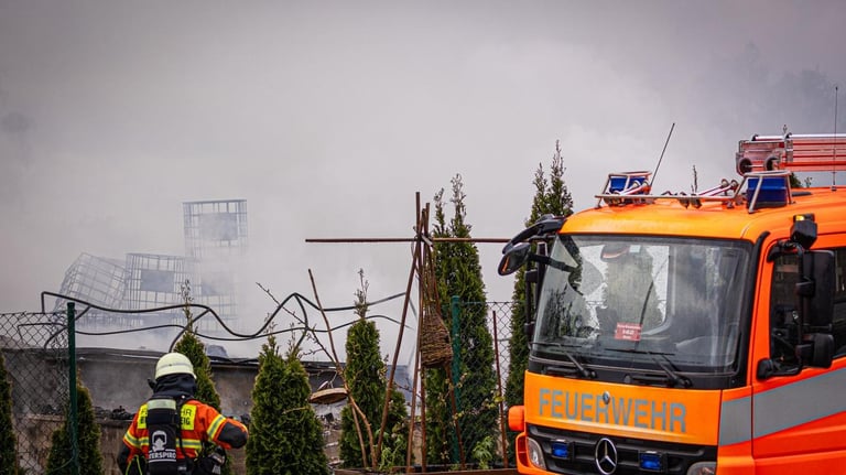 Explosions Rock Aerosol Factory in Braunschweig, Firefighters Battle Chemical Inferno