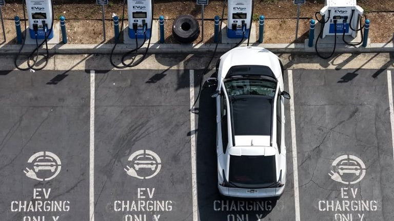 US EV Sales Dip 20% Amid Incentive Changes, But Global Demand and Industry Momentum Persist