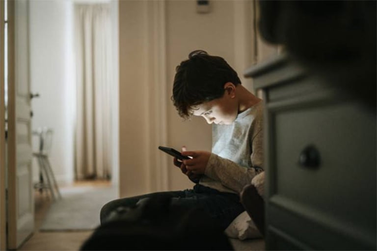 Study Links Social Media Use to Inattention in Children, Urges Policy Change