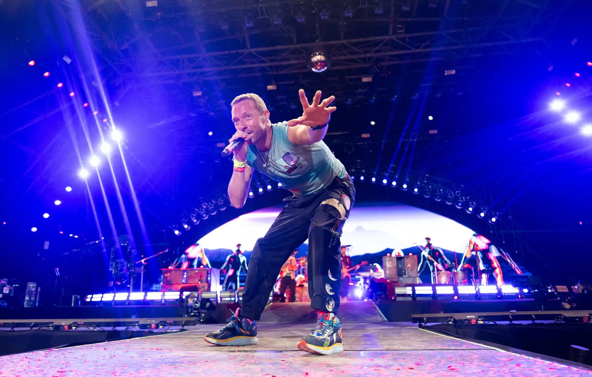 Chris Martin's Trapdoor Tumble at Coldplay Concert in Melbourne: A Night of Records and Resilience