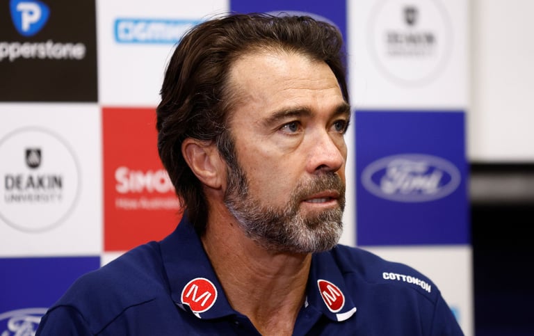 Geelong Coach Slams Adelaide Oval's Crowd-Traffic Rule Amid Tense Fan Interactions
