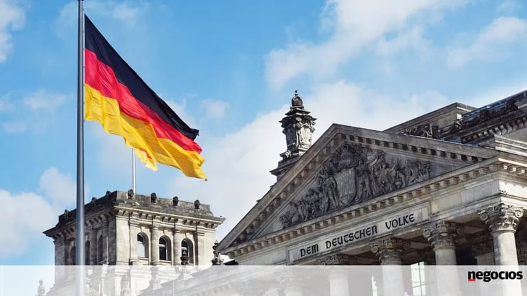 US Tariff Threats Loom Over Germany's Economy, Bundesbank Warns of Stagnation Risk