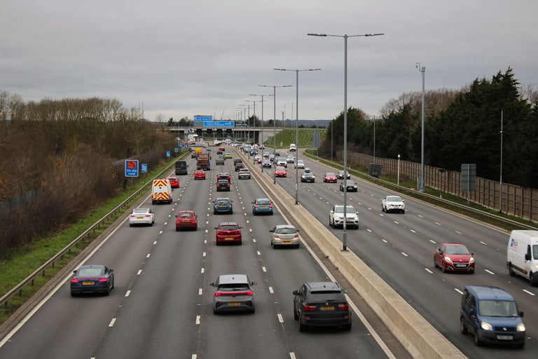 Fatal Minibus Crash Closes M4 Near Reading, Major Delays Expected
