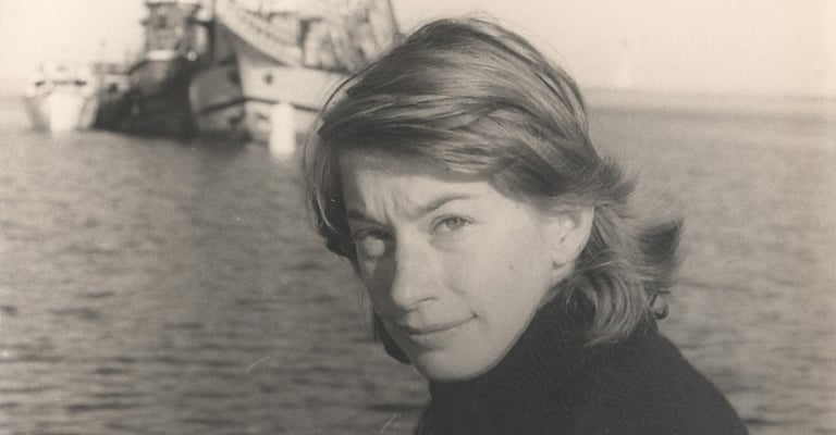Mary Oliver: Bridging Accessibility and Depth in Poetry Amidst Critical Debate