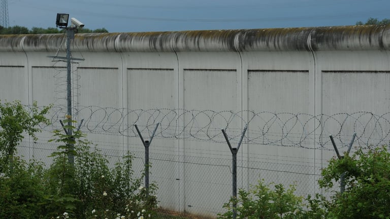 Four Inmates Escape Bavarian Clinic: Massive Police Hunt Underway