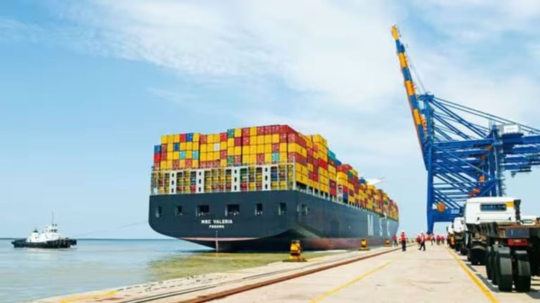 Global Trade Strains: Tariff Rollback Triggers Massive Port Congestion, Shipping Costs Surge