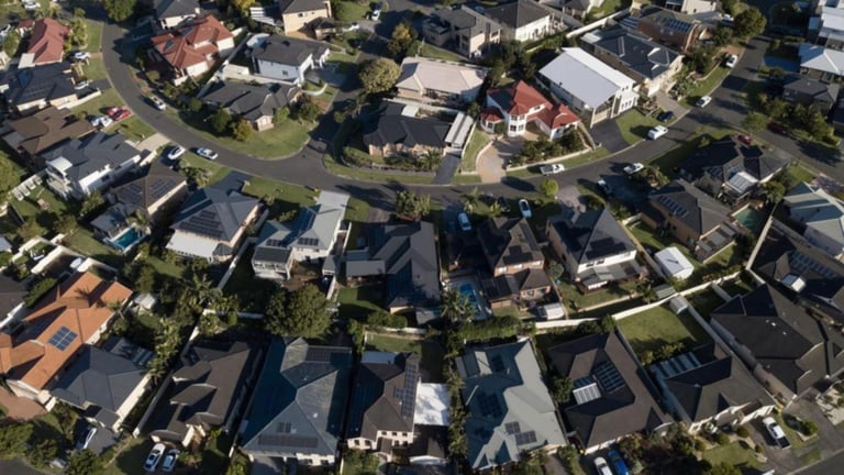 RBA Halts Rate Cuts Amid Election, Inflation Concerns; Economists Eye May Adjustments