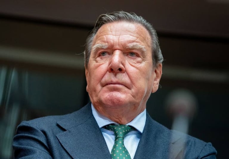 Schröder's Pro-Putin Stance Draws SPD Ire Amid Ukraine Crisis