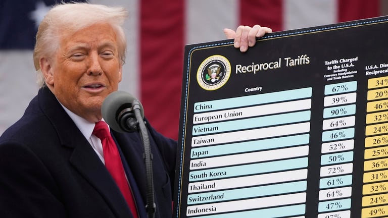 US Economy Shrinks Amid Tariff Tensions, 'Trumpcession' Fears Rise as Consumer Confidence Plummets