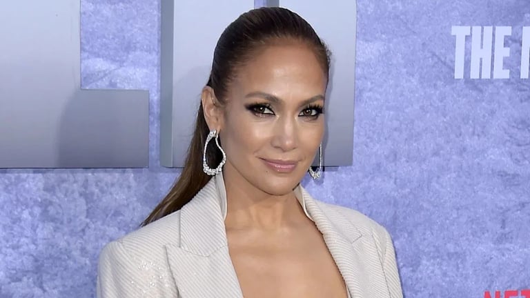 Jennifer Lopez Shocks Fans with Surprise Performance at Obsessed Fest, Celebrating Iconic Fashion Moment