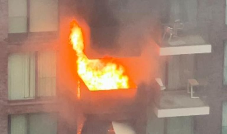 Firefighters Tackle High-Rise Blaze with 64-Meter Ladder in Dramatic London Response