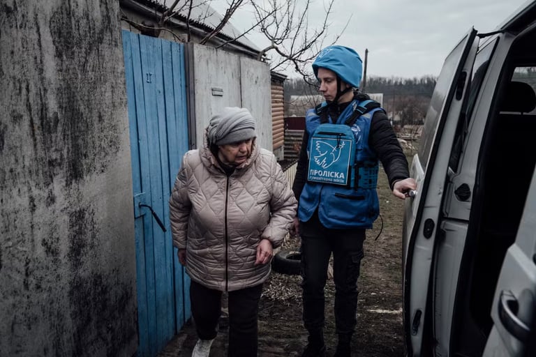 Brave Volunteers Risk Lives in Dangerous Ukraine Evacuations Amid Intense Russian Bombardment