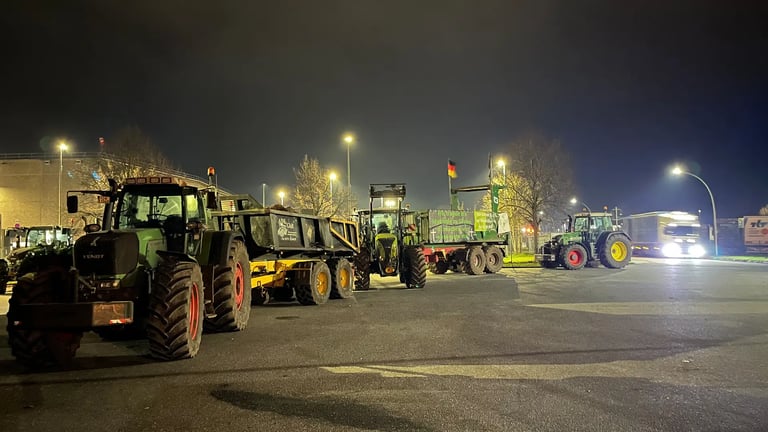Baden-Württemberg Farmers Stage Tractor Rally Against Lidl Over Low Butter Prices