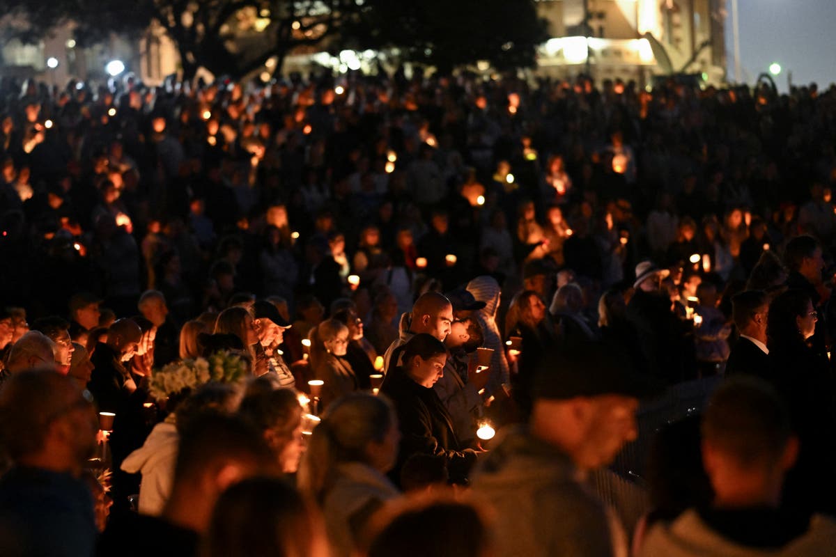 Hundreds gather in Sydney to mourn victims of Bondi Beach mall attack