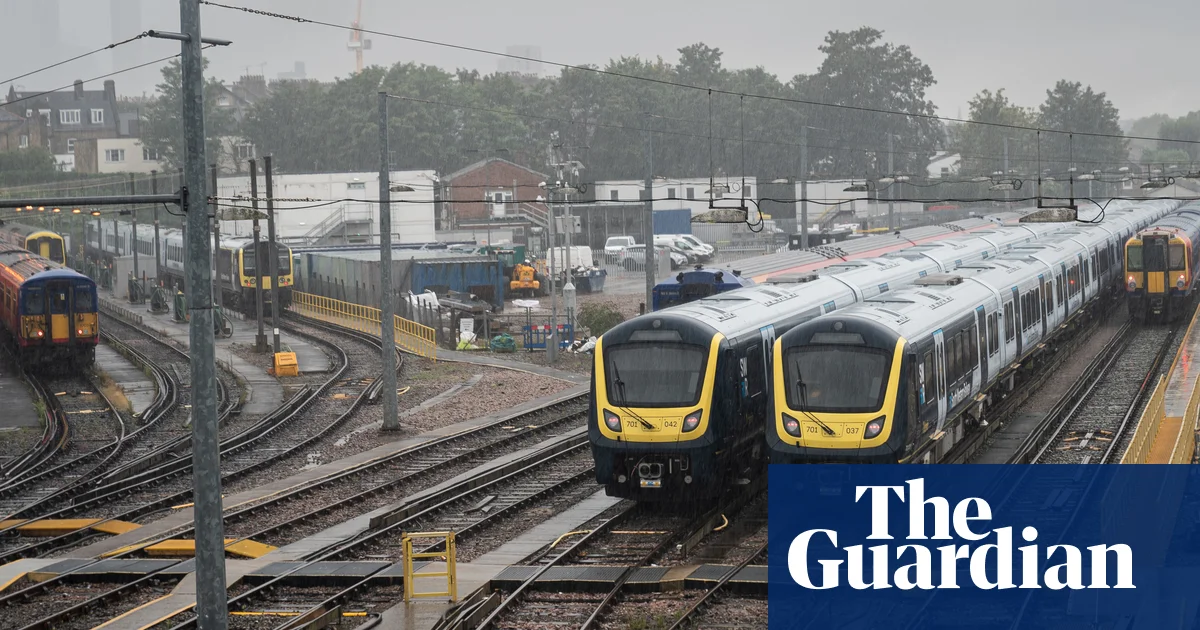 RMT rail workers vote to accept pay deal