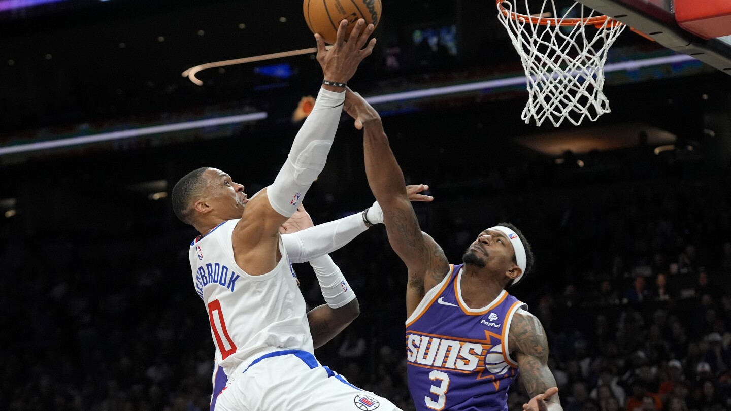 Clippers build 31-point lead in first quarter, hold on late to beat Suns 105-92