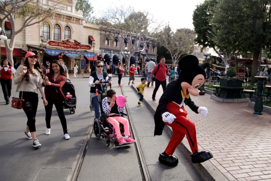 Disneyland character and parade performers vote to join labor union