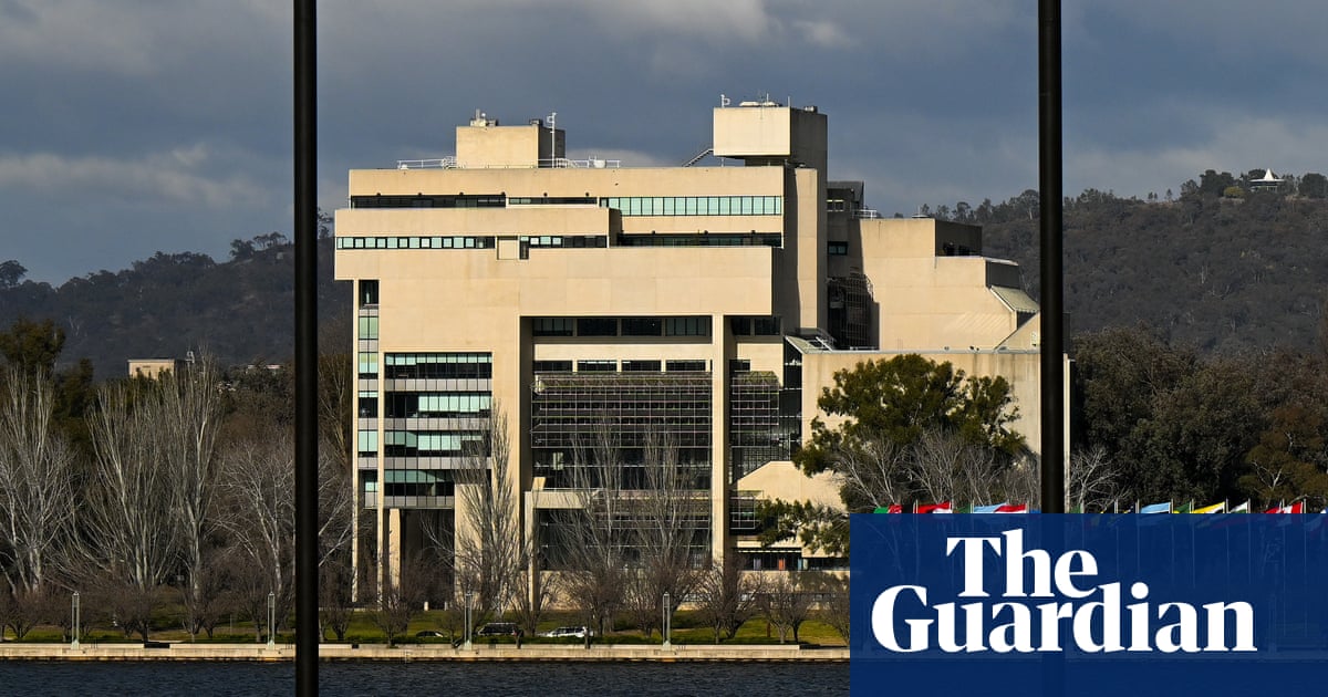 Asylum seekers with unfounded fears would have right to release if Australia loses case, high court told