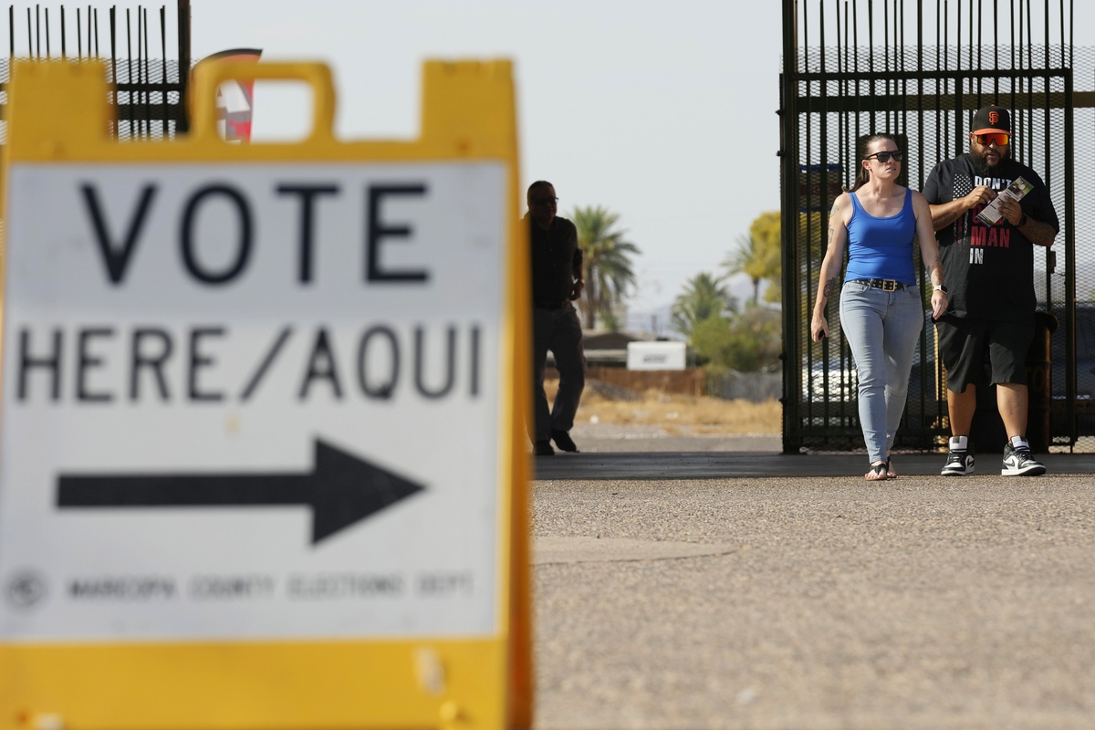 Early in-person voting begins in Arizona, drawing visits from the presidential campaigns