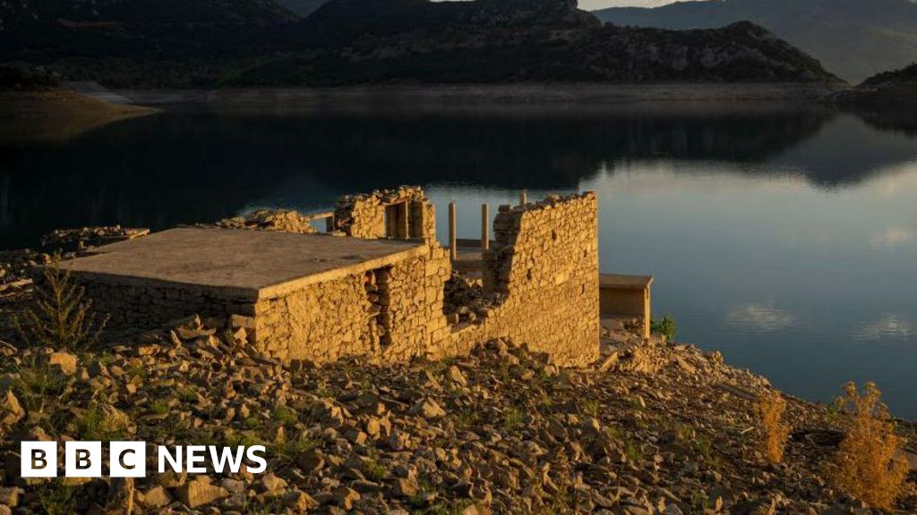 Greece: Drought dries up lake to reveal sunken village of Kallio