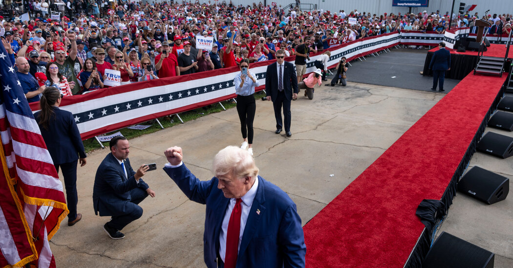 Donald Trump, Back at an Outdoor Rally, Returns to Familiar Habits