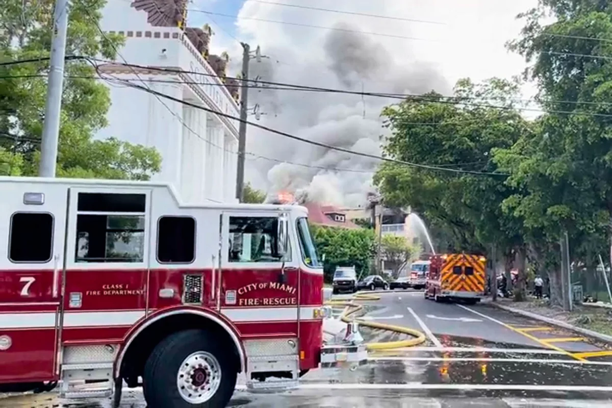 Massive fire breaks out at Miami apartment building, employee of building found shot at scene