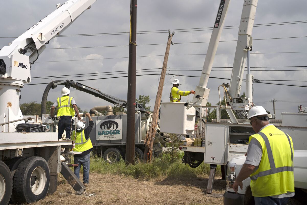 Houston Power Outages: CenterPoint Slammed for Fumbled Storm Recovery